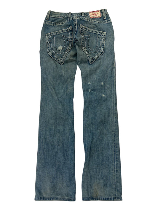 Die True Religion Micky Big T Jeans von ZAZA Resell verfügen über große aufgenähte Gesäßtaschen mit Klappen, dezente Beinabnutzungsspuren und eine niedrige, gerade Passform (B24 x L30) und bieten Komfort mit Details wie Bundweite und Außenbeinlänge.