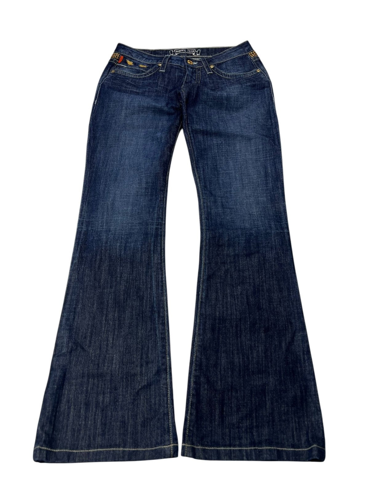 Robin's Jean Low Rise Boot | 26 (S) von ZAZA resell: dunkelblauer Flared Denim mit leichter Oberschenkelausbleichung, Taschen vorne und hinten, sichtbaren Nähten und Metallnieten. Flach hingelegt, um Details wie Bundweite und Labelgröße zu zeigen.