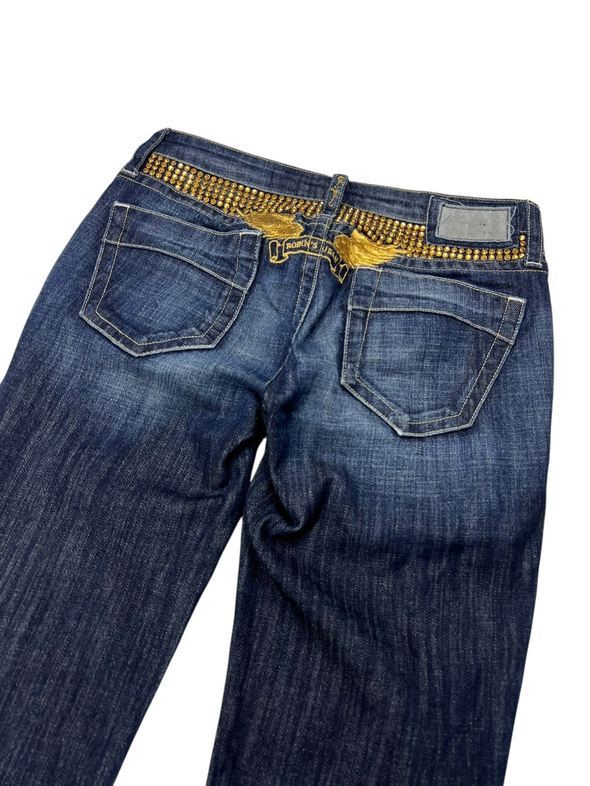Die Robin's Jean Low Rise Boot | 26 (S) von ZAZA resell ist aus blauem Denim mit gelben Nieten am Bund, zwei Gesäßtaschen und ausgeblichenen Beinpartien. Abgebildet von hinten; Bundweite und Labelgröße zur Größenangabe.