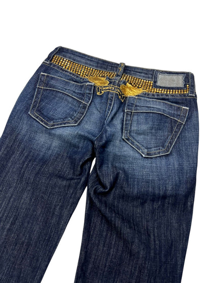 Die Robin's Jean Low Rise Boot | 26 (S) von ZAZA resell ist aus blauem Denim mit gelben Nieten am Bund, zwei Gesäßtaschen und ausgeblichenen Beinpartien. Abgebildet von hinten; Bundweite und Labelgröße zur Größenangabe.