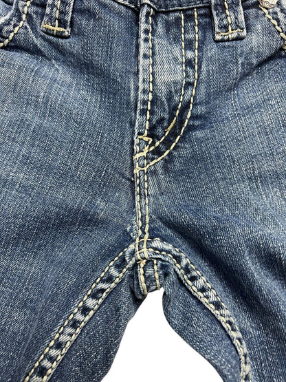 Nahaufnahme der Silver Jeans Low Rise Boot in Größe 29 (M) von ZAZA resell, die den vorderen Schrittbereich mit sichtbaren gelben Nähten und Nähten zeigt und Details wie Bundweite und Labelgröße hervorhebt.