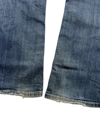 Nahaufnahme der ausgefransten Säume und des verblichenen Stoffs der Miss Me Mid Rise Boot Jeans (Größe 30, ZAZA resell), flach auf einen weißen Hintergrund gelegt, um die Außenbeinlänge und die vom Vintage-Stil inspirierten, abgenutzten Kanten hervorzuheben.