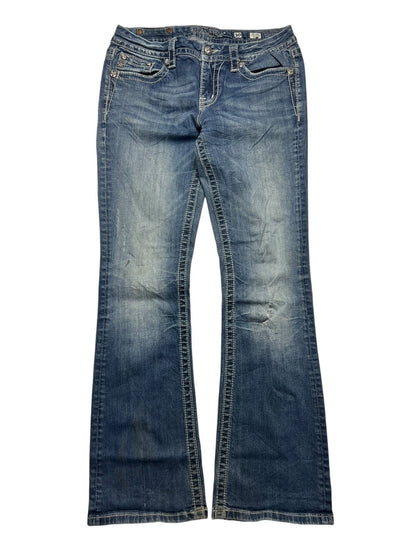 Miss Me Mid Rise Boot Jeans von ZAZA resell in Größe 30 (M), blauer Denim mit ausgestelltem Bein, verblichenen Details, Taschen vorne und hinten, sichtbaren Nähten und Bundweite-Label, flach auf weißem Hintergrund.