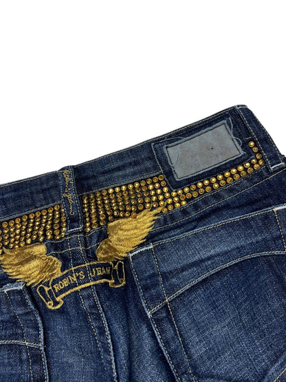 Eine Nahaufnahme des Robin's Jean Low Rise Boot von ZAZA resell in Größe 26 (S) zeigt goldene Nieten- und Flügelstickereien, ein Robins-Jean-Logo über den Gesäßtaschen und einen verblichenen Aufnäher am Bund mit Größenangaben.