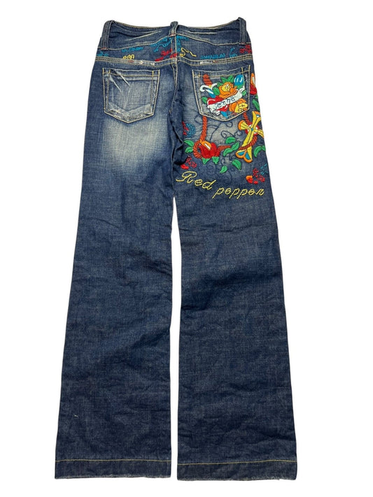 Die Red Pepper Low Rise Boot Jeans von ZAZA resell, Größe 27 (S), hat ausgestellte Beine aus blauem Denim, bunte Fisch- und Blumenstickereien und den Schriftzug "Red Pepper" auf der Gesäßtasche - ein seltenes Stück mit einzigartiger Passform und auffälligem Stil.