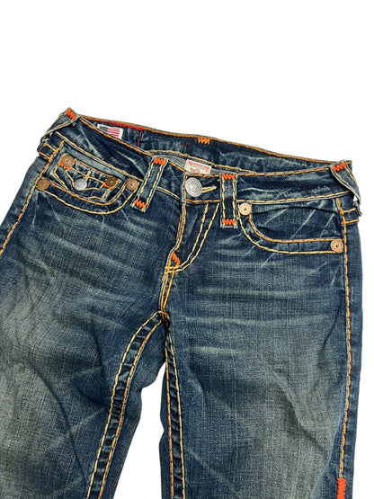Die True Religion Billy Super T - Low Rise Straight Jeans in Größe 27 (M) von ZAZA resell hat blauen Denim, orangefarbene Kontrastnähte, sichtbare Whisker, kupferfarbene Nieten sowie einen verkürzten Bund und eine verkürzte Außennaht, abgebildet auf weißem Grund.
