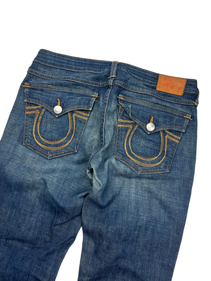 Ein Paar True Religion Becky - Mid Rise Boot Jeans, Größe 30 (L), von ZAZA resell, mit gelb gestickten Hufeisenmotiven auf den Gesäßtaschen mit Knopfleiste und flachem, weißem Hintergrund.