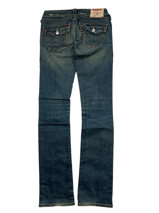 Die True Religion Billy - Low Rise Straight Jeans von ZAZA resell, Größe 24 (S), ist von hinten flach abgebildet und zeigt Knopfpattentaschen und einen braunen Lederaufnäher am Bund.