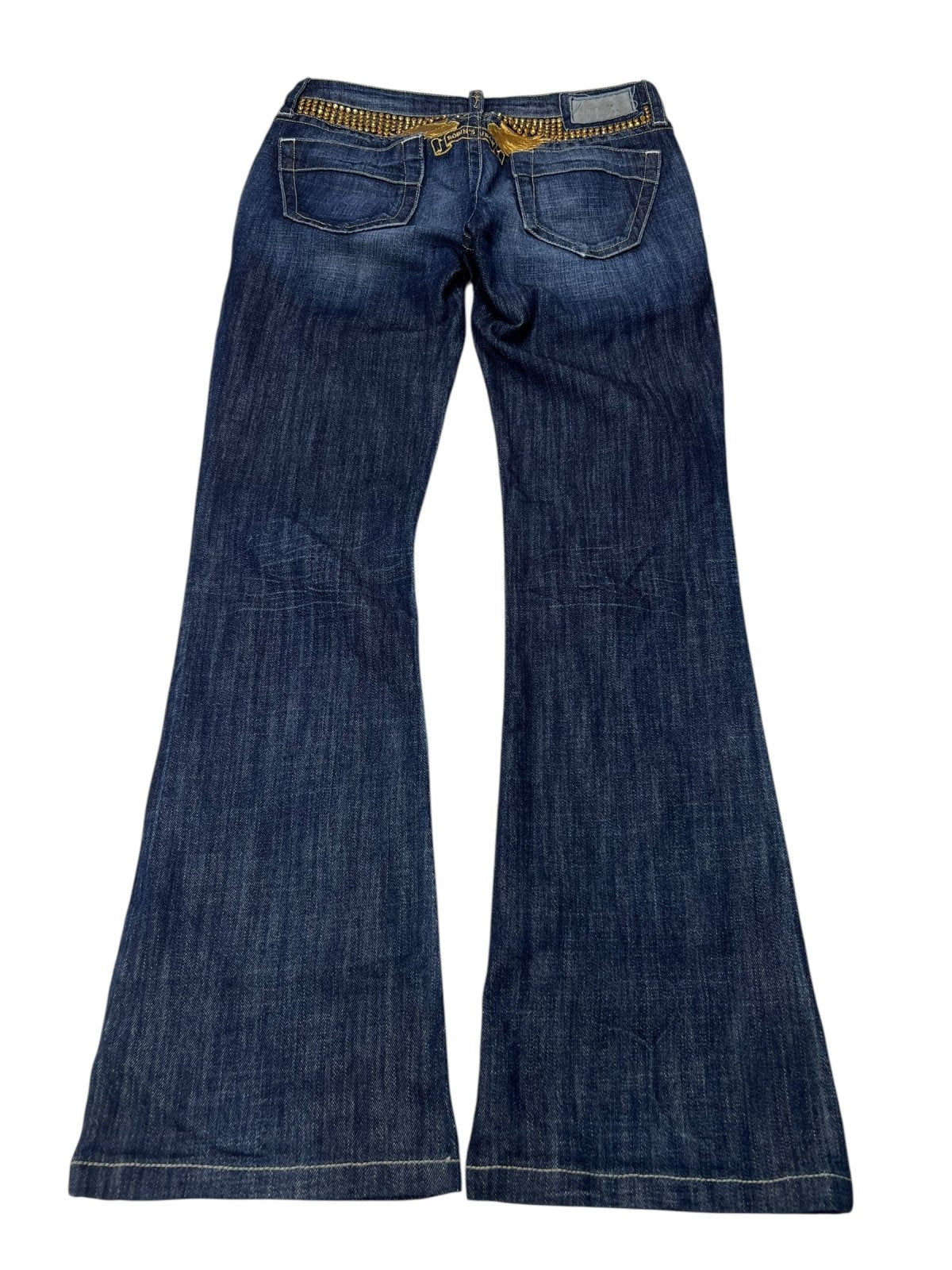 Die Robin's Jean Low Rise Boot in Größe 26 (S) von ZAZA resell ist eine dunkelblaue Jeans mit weitem Bein, niedriger Taille, zwei Gesäßtaschen und einem goldenen Kettendetail am Bund. Sie ist flach auf weißem Grund abgebildet.