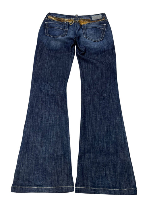 Die Robin's Jean Low Rise Boot in Größe 26 (S) von ZAZA resell ist eine dunkelblaue Jeans mit weitem Bein, niedriger Taille, zwei Gesäßtaschen und einem goldenen Kettendetail am Bund. Sie ist flach auf weißem Grund abgebildet.
