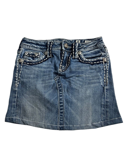 Der Miss Me Skirt | XXS von ZAZA resell ist ein blauer Denim-Minirock mit weißen Kontrastnähten, Fronttaschen, Gürtelschlaufen und Metallknopfverschluss - ideal als stylischer Maßrock für Kinder. Überprüfe die Maßangaben für die beste Passform.