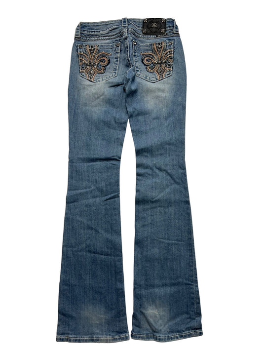 Ein Paar Miss Me Low Rise Boot Jeans von ZAZA resell in Größe 26 (S)ki, blauer Bootcut-Stil mit dekorativer Stickerei auf den Gesäßtaschen, flach auf weißem Hintergrund für eine ideale Passform dargestellt.