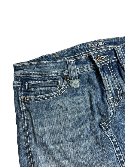 Nahaufnahme von Bund und Oberteil des Miss Me Skirt | 28 (M) von ZAZA resell, mit blauem Denim, weißen Nähten, innerem Miss Me-Etikett, Taschen, Metallknöpfen und Bundweite-Details für eine Rock-inspirierte Passform.