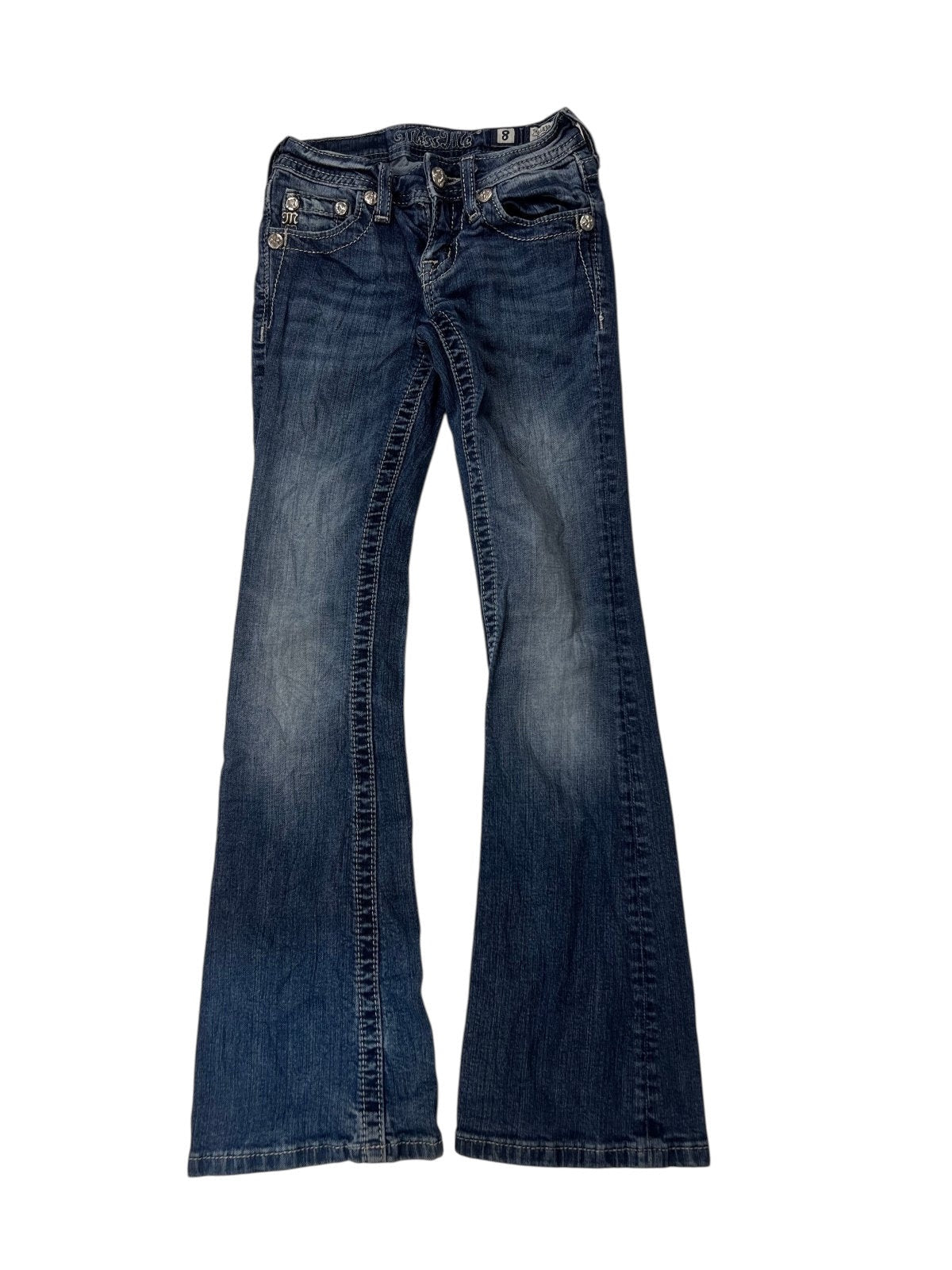 Der Miss Me Boot von ZAZA resell in XXXS (Kindergröße) ist eine blaue Denim-Kinderhose mit ausgestelltem Bein, leichtem Oberschenkel- und Knie-Fading, Knopf- und Taschendetails, abgebildet flach auf weiß. Innennaht: 5 cm.