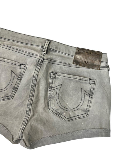 True Religion Shorts | 29 (M) von ZAZA resell: Graue Denim-Shorts mit zwei Rückentaschen, markanter Naht und braunem True Religion Leder-Patch. Der Stoff wirkt leicht getragen und ausgewaschen. Maße in Zentimetern auf Anfrage erhältlich.
