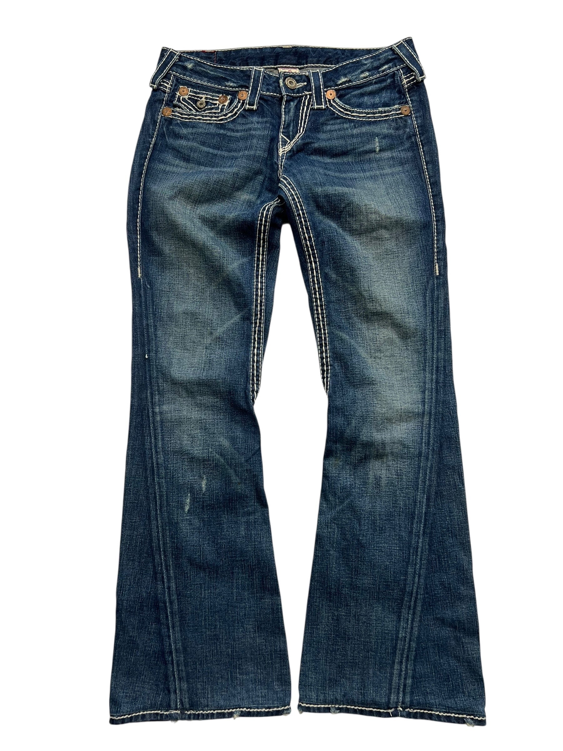 Ein Paar sehr seltene True Religion Joey Big T Low Rise Boot Jeans (Größe 28M) von ZAZA resell, mit blauem Bootcut-Stil, verblichenen Details und weißen Kontrastnähten, flach auf weißem Hintergrund.