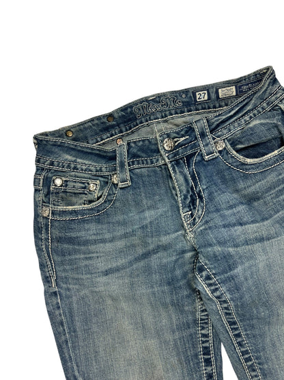 Ein Paar Miss Me Low Rise Straight Jeans in Größe 27 (S) von ZAZA resell, blau, mit weißen Nähten, Vordertaschen, Gürtelschlaufen und silbernem Knopfverschluss, gezeigt von der Taille bis zur Mitte des Oberschenkels auf weißem Hintergrund.