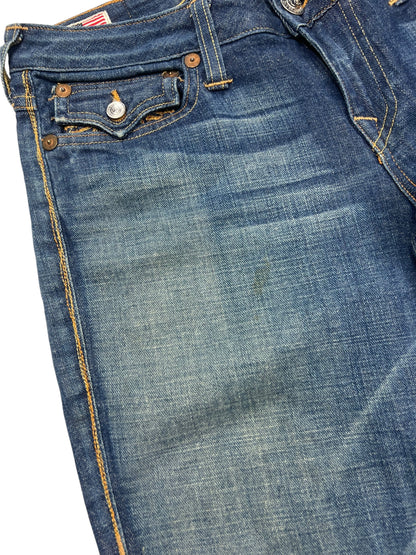 Eine Nahaufnahme der True Religion Becky - Mid Rise Boot | 30 (L) Blue Jeans von ZAZA resell. Hervorzuheben sind die Vordertasche, die Münztasche und der Bund mit sichtbaren Nähten und verblichenen Details.