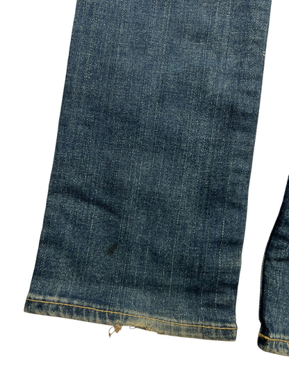 Nahaufnahme des unteren Saums der True Religion Billy - Low Rise Straight Jeans in Größe 24 (S) aus dem ZAZA-Wiederverkauf, die leichte Ausfransungen, sichtbare Nähte und verblassten blauen Denim zeigt.
