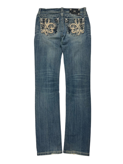 Ein Paar blaue Miss Me Low Rise Straight Jeans von ZAZA resell, Größe 27 (S), mit leichtem Fading und creme-schwarzer Stickerei auf den Gesäßtaschen. Flach ausgestellt, mit Bundweite/Labelgröße 27 und detaillierter Außenbeinlänge erhältlich.