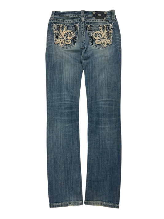 Ein Paar blaue Miss Me Low Rise Straight Jeans von ZAZA resell, Größe 27 (S), mit leichtem Fading und creme-schwarzer Stickerei auf den Gesäßtaschen. Flach ausgestellt, mit Bundweite/Labelgröße 27 und detaillierter Außenbeinlänge erhältlich.