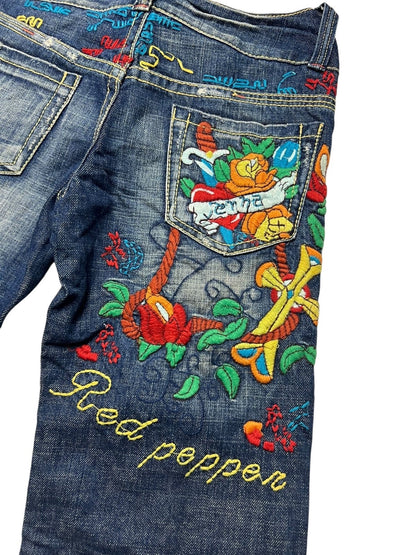 Die blaue Jeans Red Pepper Low Rise Boot | 27 (S) von ZAZA resell zeichnet sich durch farbenfrohe Blumen- und Rankenstickereien aus, mit "Red Pepper" in Gelb auf dem Bein und "Peace" auf der Gesäßtasche für einen einzigartigen, auffälligen Look.