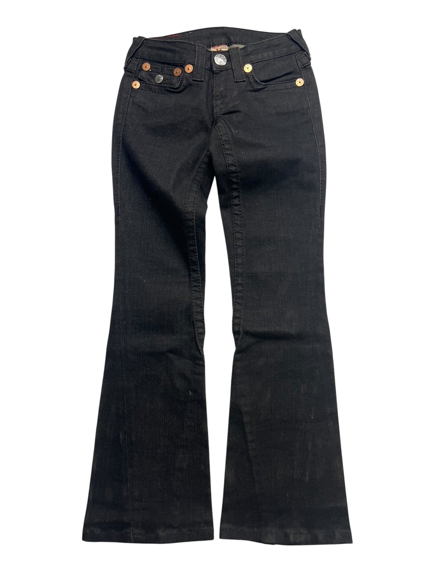 Die True Religion Joey - Low Rise Boot | 24 (XXS) von ZAZA resell sind schwarze Denim Bootcut-Jeans mit Außenbeinlänge, Vorder- und Gesäßtaschen, Gürtelschlaufen, Knopf- und Reißverschluss, Kontrastnähten und dekorativen Knöpfen an der Vordertasche.