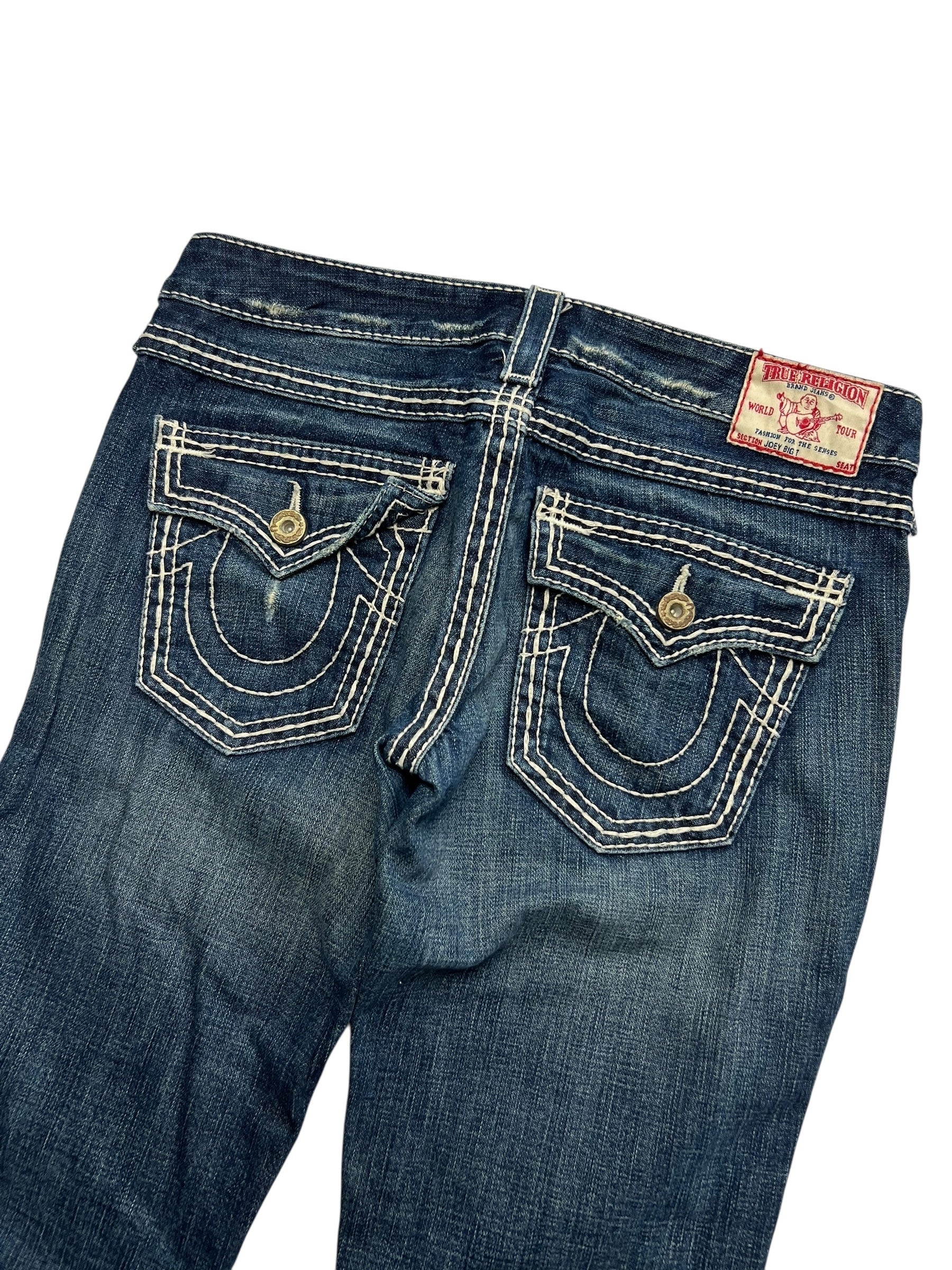 Rückansicht der True Religion Joey Big T - Low Rise Boot Jeans in Größe 28 (M) von ZAZA resell, mit blauem Denim, markanten weißen Nähten und einem rot-weißen Markenlabel. Ultra selten mit Bundweite 40.