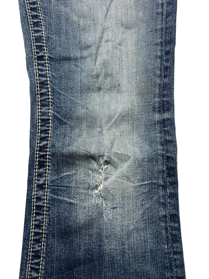 Eine Nahaufnahme der Miss Me Mid Rise Boot Jeans von ZAZA resell zeigt abgenutzten, ausgefransten Denim mit sichtbaren Nahtreparaturen, die den detaillierten Verschleiß sowohl in Bundweite (30) als auch in Labelgröße (M) hervorheben.