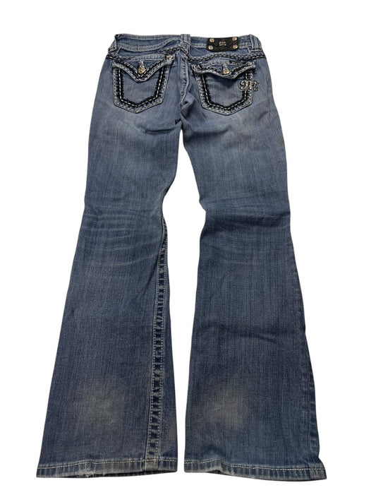 Miss Me Mid Rise Boot Jeans von ZAZA Resell, Größe W26 x L29, im blauen Bootcut-Stil mit weiß genähten, geknöpften Gesäßtaschen und leicht abgenutztem Finish. Für eine bequeme Passform in der Taille. Von hinten betrachtet flach.