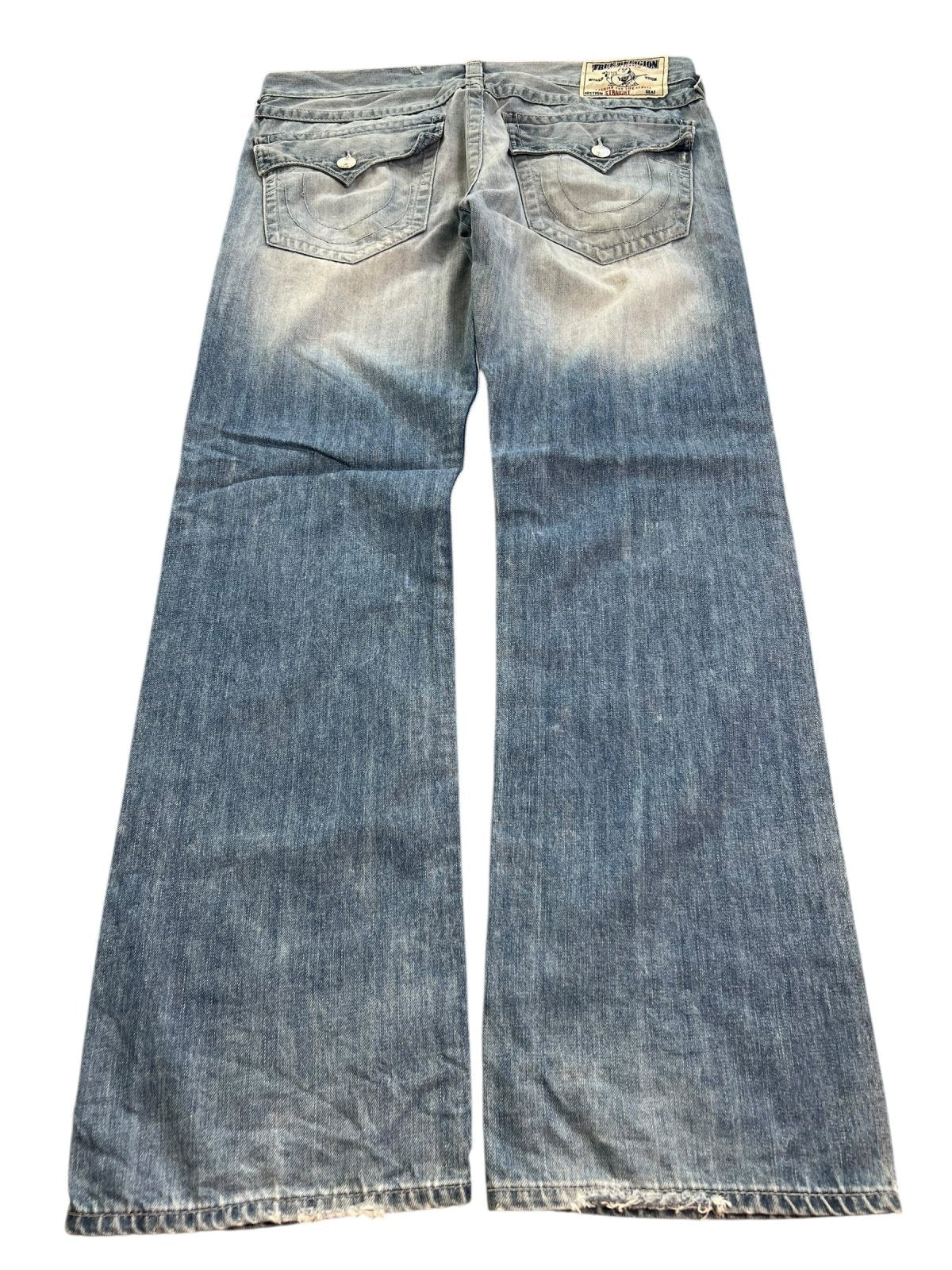 True Religion Straight-Jeans von ZAZA resell in Größe 36 (XL) mit blauer, verwaschener Waschung, weitem Bein und zwei Gesäßtaschen mit Klappe. Bundweite und Labelgröße sorgen für eine perfekte Passform.