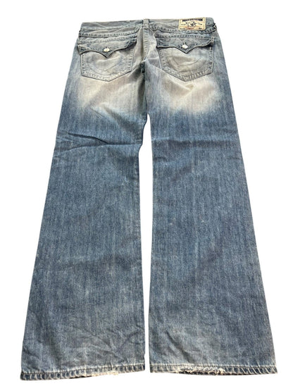True Religion Straight-Jeans von ZAZA resell in Größe 36 (XL) mit blauer, verwaschener Waschung, weitem Bein und zwei Gesäßtaschen mit Klappe. Bundweite und Labelgröße sorgen für eine perfekte Passform.