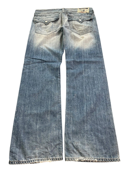 True Religion Straight-Jeans von ZAZA resell in Größe 36 (XL) mit blauer, verwaschener Waschung, weitem Bein und zwei Gesäßtaschen mit Klappe. Bundweite und Labelgröße sorgen für eine perfekte Passform.