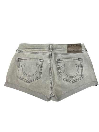 Hellgraue True Religion Shorts von ZAZA resell in Größe 29 (M), von hinten gesehen mit zwei aufgenähten Hufeisentaschen, einem braunen Logoaufnäher am Bund und Zentimetermaßen für eine ideale Passform.