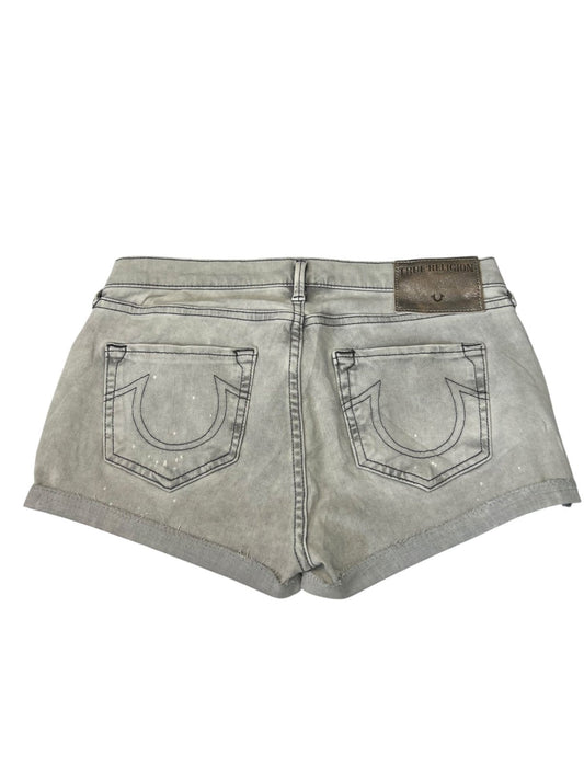 Hellgraue True Religion Shorts von ZAZA resell in Größe 29 (M), von hinten gesehen mit zwei aufgenähten Hufeisentaschen, einem braunen Logoaufnäher am Bund und Zentimetermaßen für eine ideale Passform.