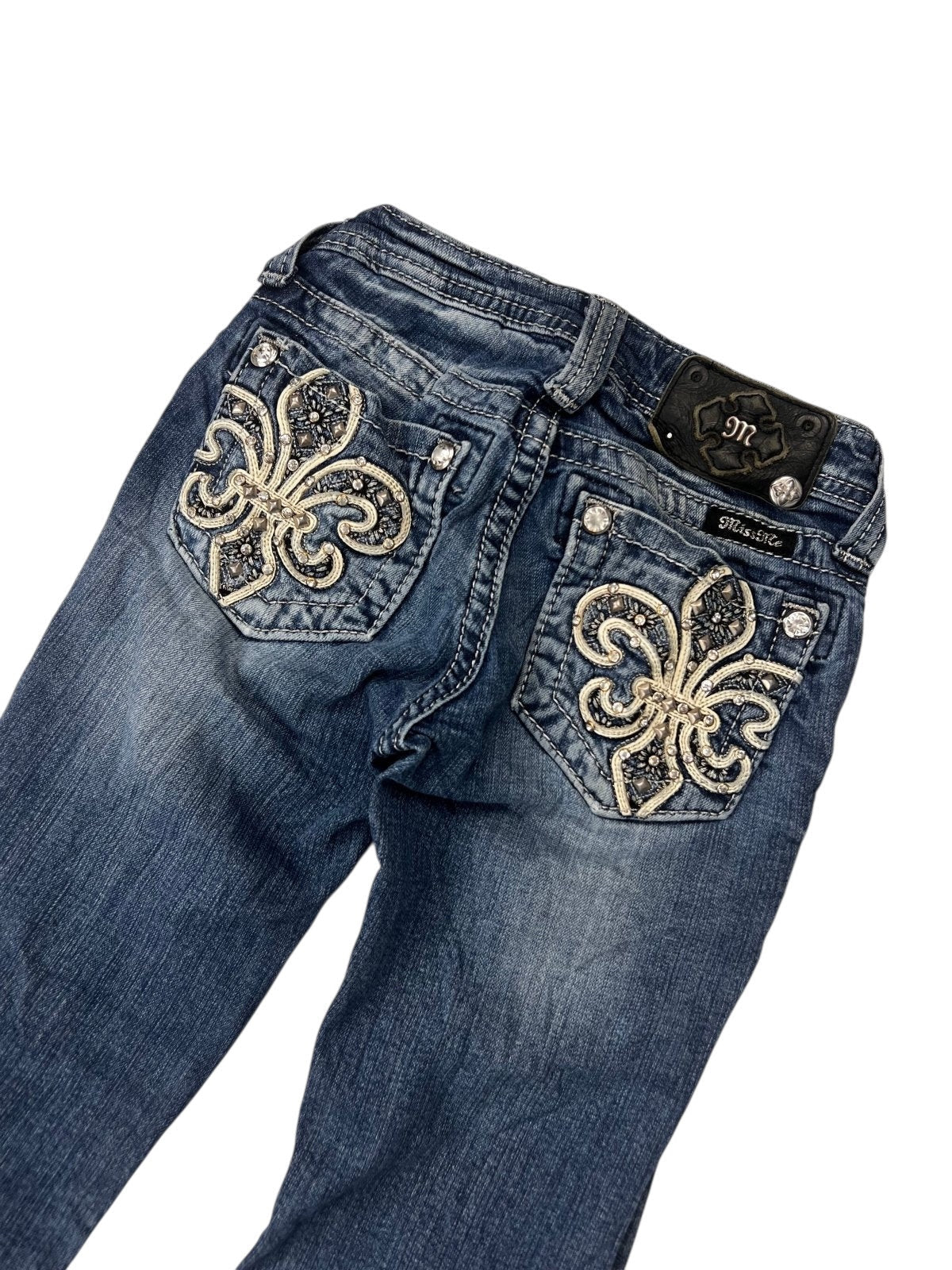 Miss Me Boot Jeans von ZAZA resell in XXXS (Kindergröße) mit verzierten, perlenbesetzten Fleur-de-Lis-Taschen und silbernen Details; Maße auf Anfrage erhältlich.