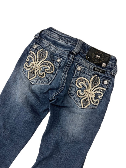 Miss Me Boot Jeans von ZAZA resell in XXXS (Kindergröße) mit verzierten, perlenbesetzten Fleur-de-Lis-Taschen und silbernen Details; Maße auf Anfrage erhältlich.