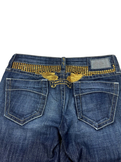 Rückansicht der Robin's Jean Low Rise Boot Jeans von ZAZA resell in blauem Denim, mit goldenem Nietenbund, goldbestickten Flügeldetails über den Taschen und einem leeren Lederaufnäher auf der rechten Seite mit der Aufschrift Größe 26 (S).