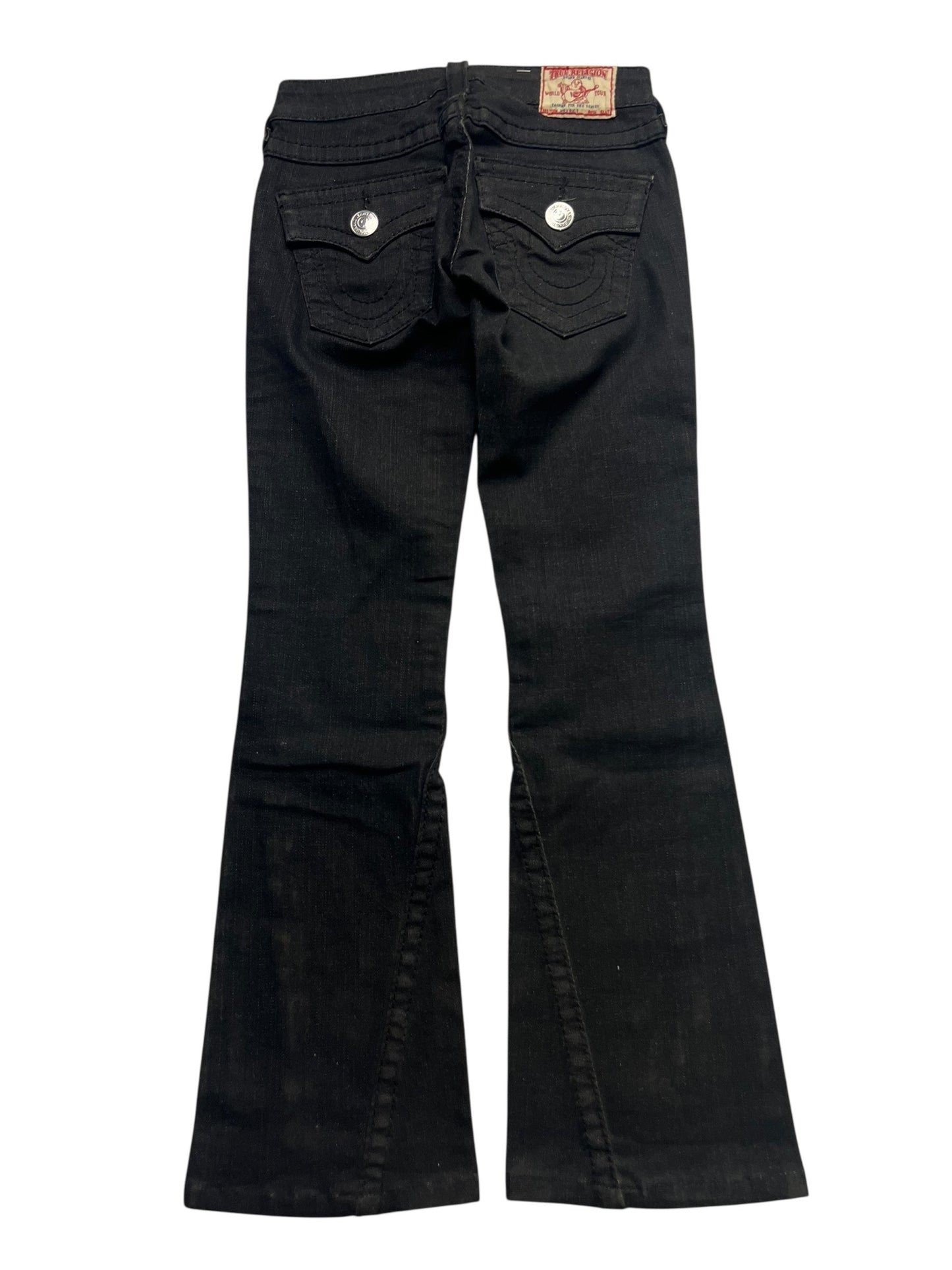 Die True Religion Joey - Low Rise Boot Jeans von ZAZA resell in Größe 24 (XXS) hat einen schwarzen Denim, zwei geknöpfte Gesäßtaschen mit Klappe, einen leichten Beinausschlag, eine bündige Passform und ein braunes Markenpatch aus Leder am Bund.