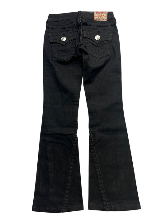 Die True Religion Joey - Low Rise Boot Jeans von ZAZA resell in Größe 24 (XXS) hat einen schwarzen Denim, zwei geknöpfte Gesäßtaschen mit Klappe, einen leichten Beinausschlag, eine bündige Passform und ein braunes Markenpatch aus Leder am Bund.
