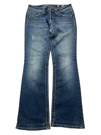 Die Miss Me Low Rise Boot Jeans von ZAZA resell, Größe 29 (M), hat blauen Denim mit weißen Nähten, verblasste Oberschenkel- und Kniedetails, fünf Taschen und eine Außenbeinlänge, die flach auf einem weißen Hintergrund gezeigt wird.