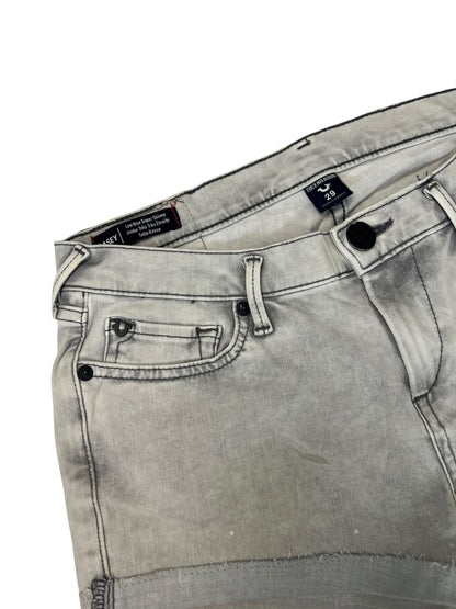 Eine Nahaufnahme der True Religion Shorts aus hellgrauem Denim mit verblasstem Distressed-Look von ZAZA resell. Zur Ausstattung gehören Bund, Vordertaschen, Gürtelschlaufen und ein Größenetikett mit der Angabe 29 (M).