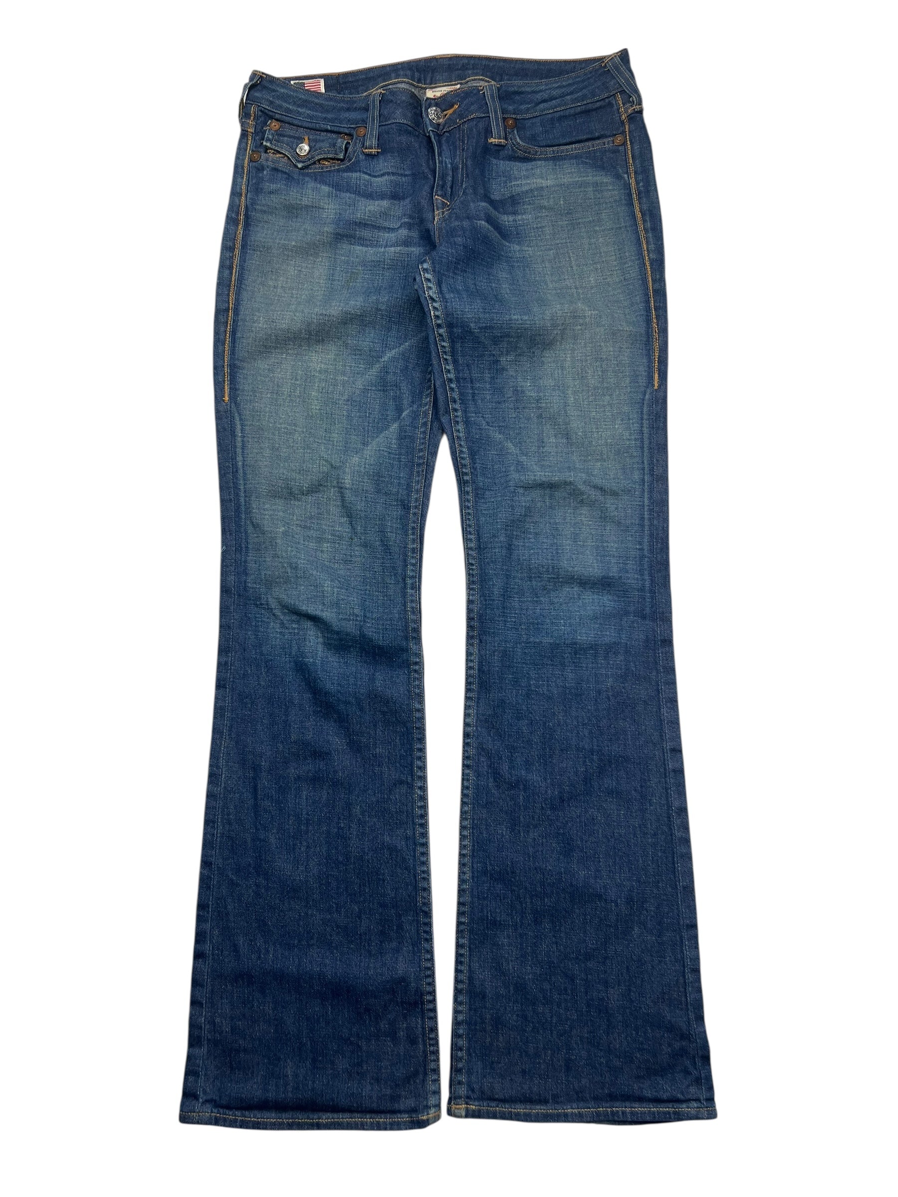 Ein Paar True Religion Becky - Mid Rise Boot Jeans in Größe 30 (L) von ZAZA resell, blau mit leichtem Fading an den Oberschenkeln, Vordertaschen und sichtbaren orangefarbenen Nähten, flach auf weißem Grund gelegt.