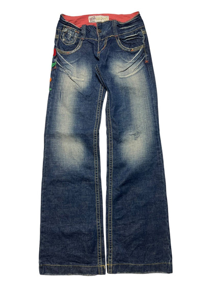 Die ZAZA resell Red Pepper Low Rise Boot | 27 (S) zeichnet sich durch blauen, weitbeinigen Denim mit verblasster Waschung, gelbe Kontrastnähte, rotes Bundfutter und bunte Stickereien an den Vordertaschen aus.