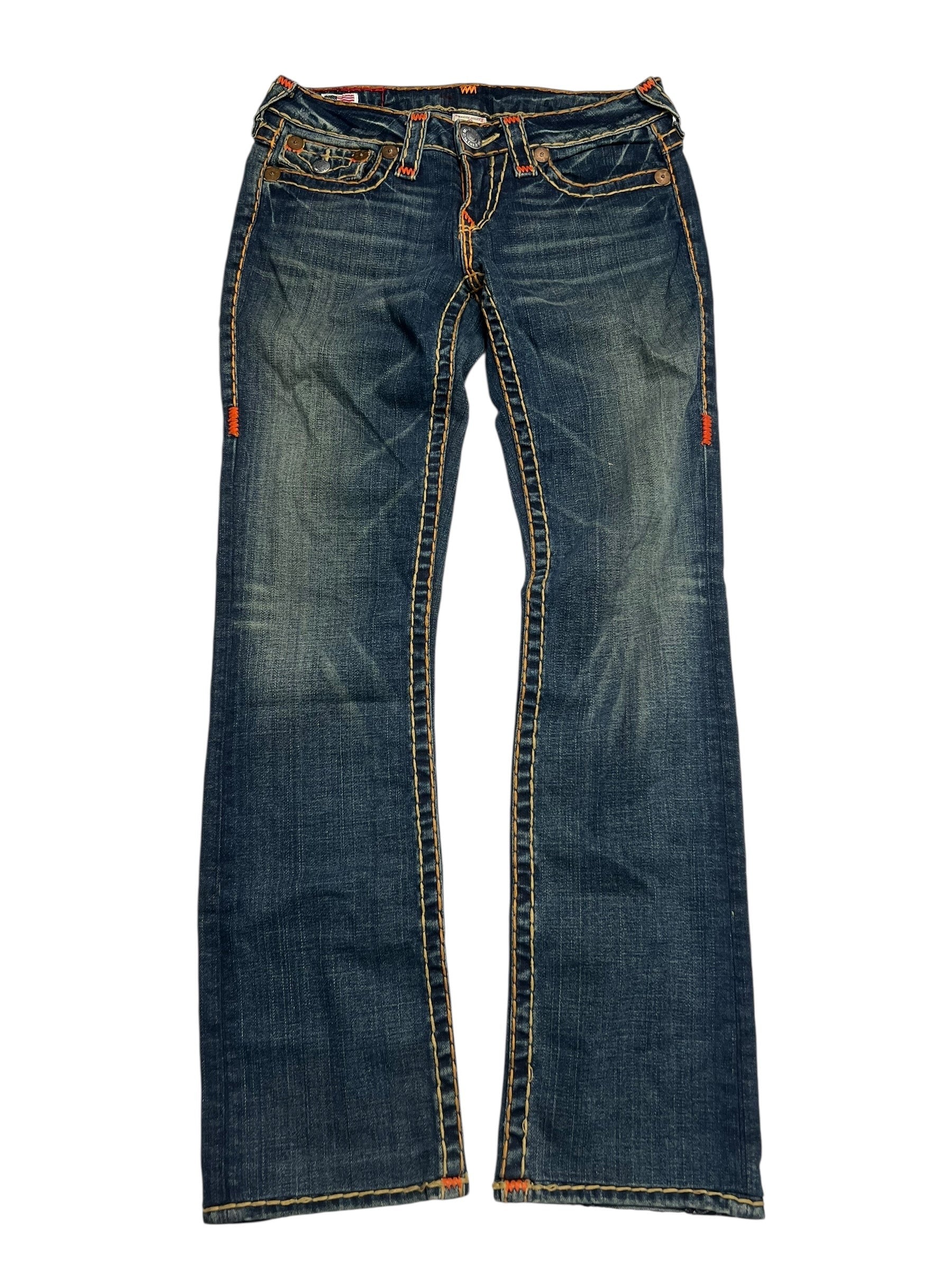 Die True Religion Billy Super T - Low Rise Straight Jeans in Größe 27 (M) von ZAZA resell sind aus blauem Denim mit orangefarbenen Nähten, Oberschenkelblende und einem Bootcut-Bein. Bundweite und Außenbeinlänge sind deutlich sichtbar flach auf weißem Grund gelegt.