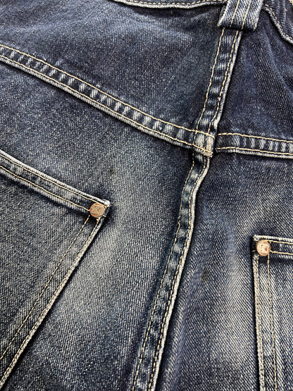 Nahaufnahme der Rückseite der Karl Kani Baggy Jeans von ZAZA Resell (W30 x L30). Sie zeigt zwei Taschen mit sichtbaren Nähten, Metallnieten und verblasster Denim-Textur – ideal, um Merkmale wie Bundweite und Beinöffnung hervorzuheben.