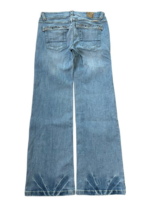 Candie's Mid Rise Boot Jeans von ZAZA Resell (B27 x L31) in hellblauem Denim, flach von hinten gezeigt, mit zwei Taschen, Gürtelschlaufen und weiten Beinen mit verwaschenen, abgenutzten Säumen; großzügige Beinöffnung für mehr Komfort. Details zu Etikettgröße und Bundweite verfügbar.