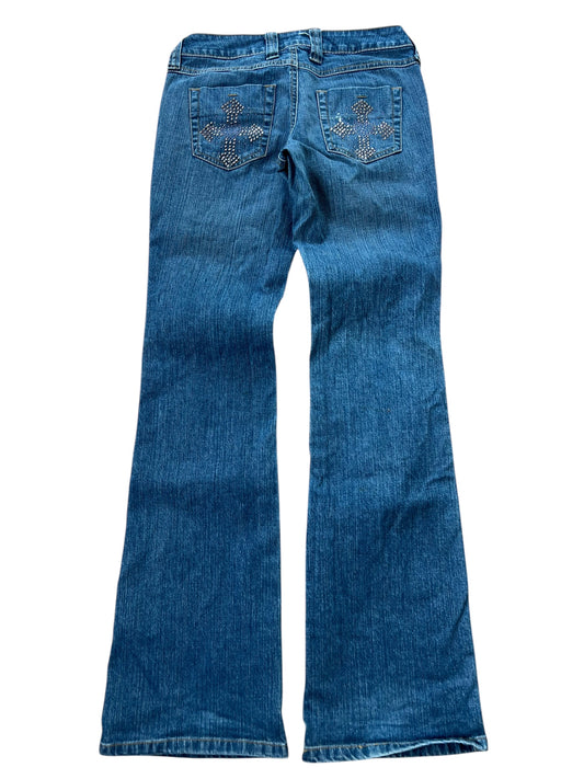 Die L.E.I. Ashley Ultra Low Rise Boot Jeans von ZAZA Resell (W25 x L30) ist eine blaue Bootcut-Jeans, von hinten gezeigt mit Ziernähten und strassbesetzten Gesäßtaschen, die durch eine stylische Beinöffnung für ein schickes Finish sorgen.