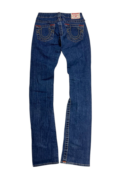 True Religion Johnny Low Rise Straight Jeans von ZAZA weiterverkaufen in Größe 24 (XS), W24 x L30, blauer Denim mit Kontrastnähten und Marken-Lederpatch auf der Rückseite. Maße in cm auf Anfrage erhältlich.