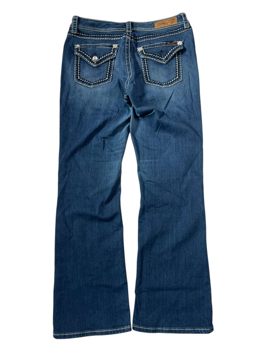 ZAZA verkauft die Seven Mid Rise Boot Jeans in Blue Denim (B x L) in der Größe 33 x 34. Sie ist flach von hinten getragen und verfügt über zwei Gesäßtaschen mit Ziernähten und geknöpften Klappen. Inklusive Bundweite und Beinöffnung für eine perfekte Passform.